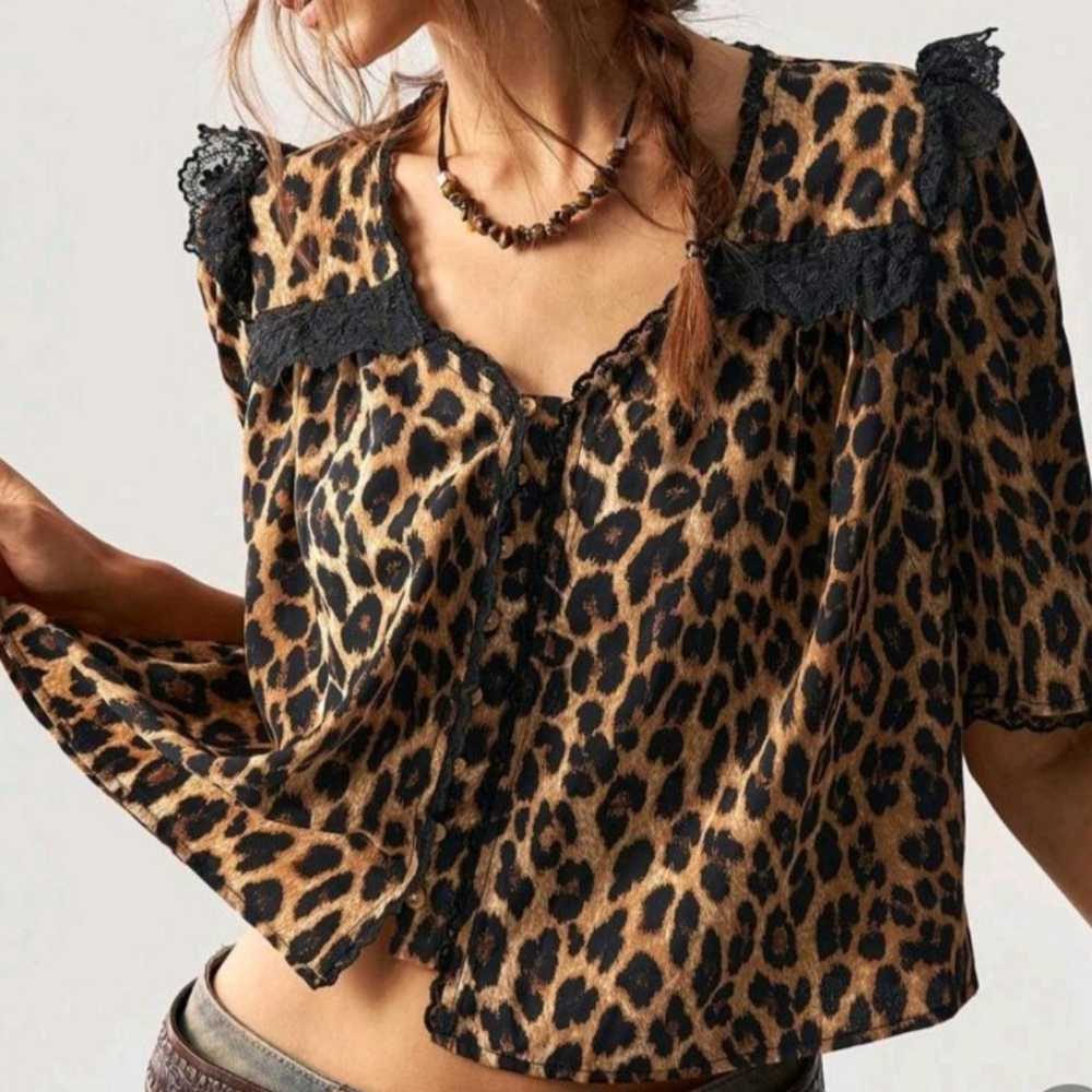 Leopard Print Women's Top with Black Lace Accents 🐆